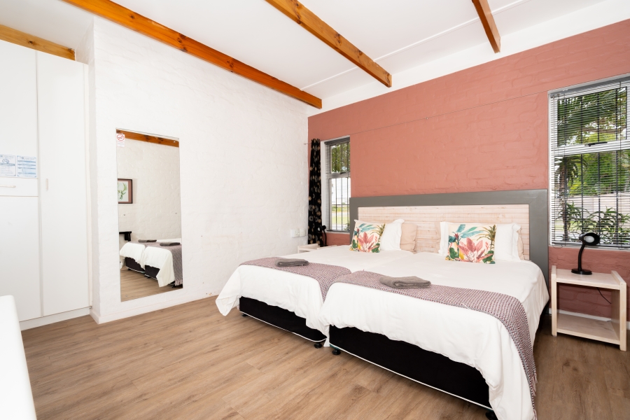 6 Bedroom Property for Sale in Middedorp Western Cape